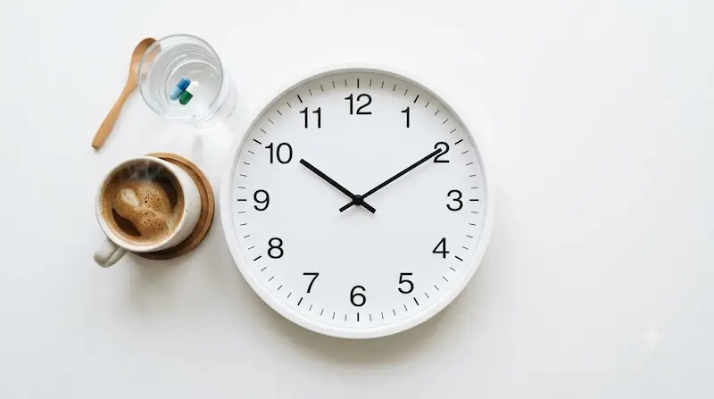 커피 섭취 시간과 영양제 복용 간격 2시간을 시계 아이콘으로 표현한 콘셉트 이미지