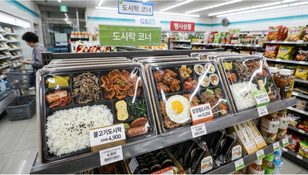 아침을 거르는 성인은 약 40%에 육박하며, 편의점 도시락이나 간편식으로 끼니를 때우는 경우도 많다